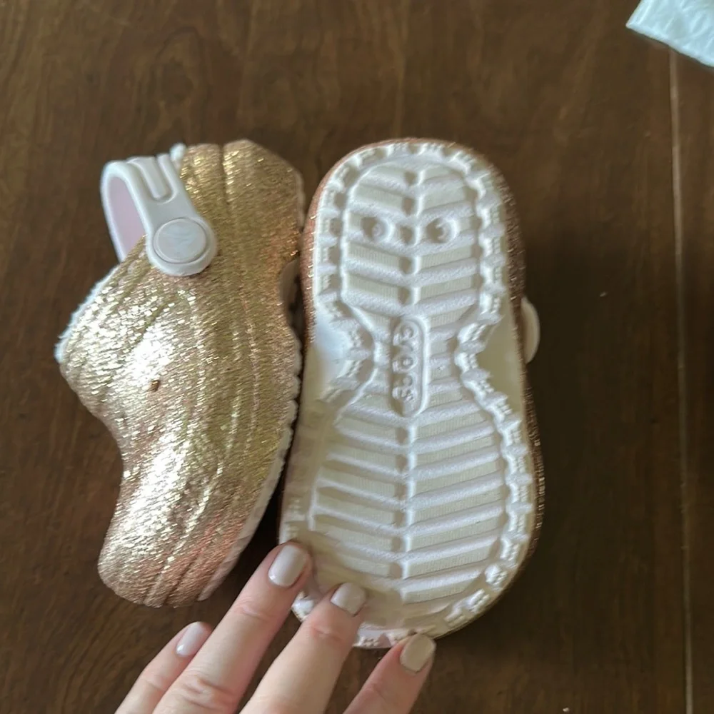 Crocs Kids Gold Glitter Clogs - Picture 3 of 4